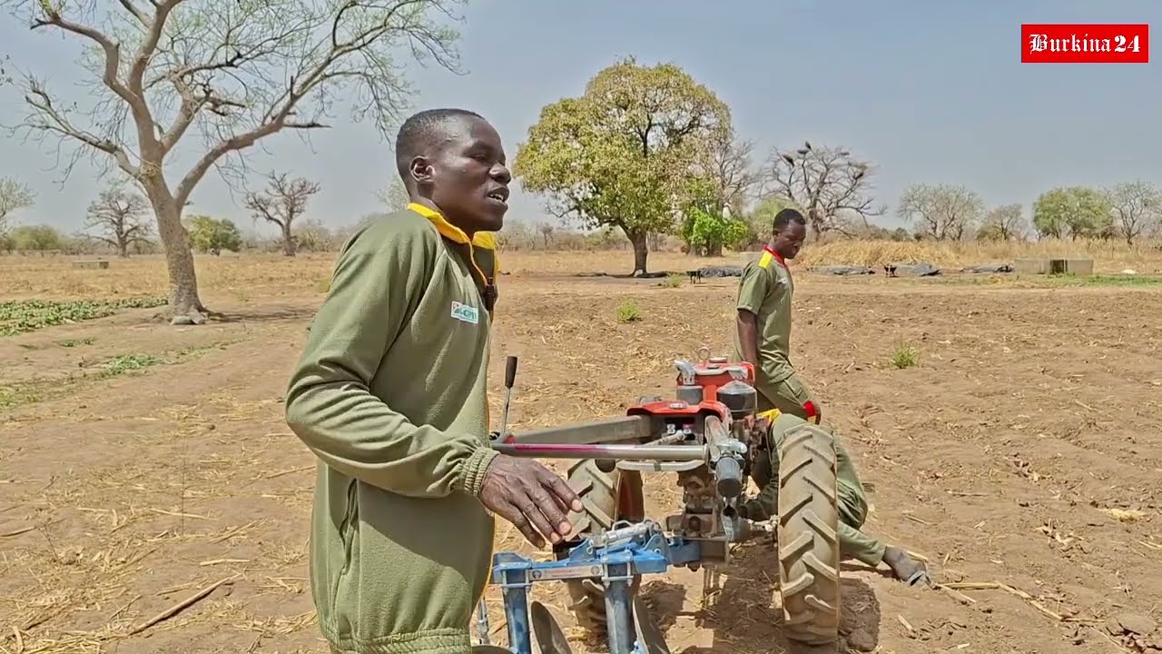 Bissiri : Un jeune VDP agricole aux commandes de son engin de labour !