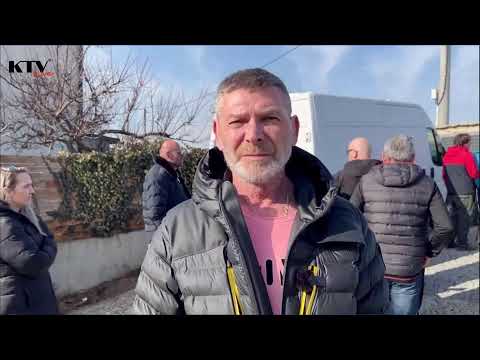 Jednání rodiny a jejího právníka s exekutorem před domem