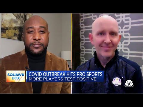 Veja como as equipes esportivas estão mudando os protocolos da Covid em meio a surtos