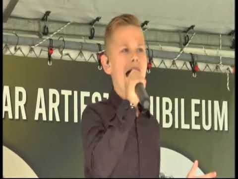 Sam Vanvelthoven live op het jubileum van Denans