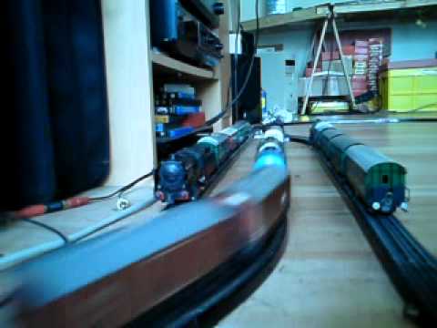 Trix Express 20 057 mit Güterzug 1 auf Bakelit Schienen