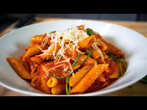 Pasta mit Tomatensauce und Basilikum