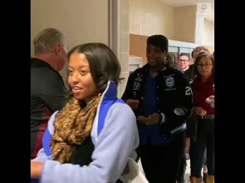 コロナウイルスが懸念される中、ボランティアがジョー・バイデンのイベント参加者に手指消毒剤を提供｜ABCニュース (Volunteers offer hand sanitizer to Joe Biden event attendees amid coronavirus concerns | ABC News)