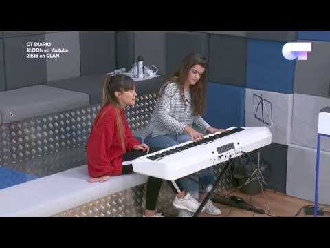 OT2017 AMAIA y AITANA cantando Con las ganas - ZAHARA - BcnXico77