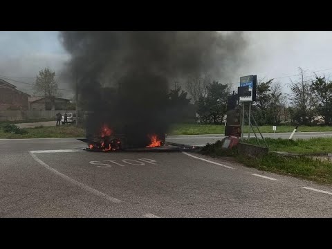 Scontro fra due furgoni all'incrocio a Roverbella: uno prende fuoco