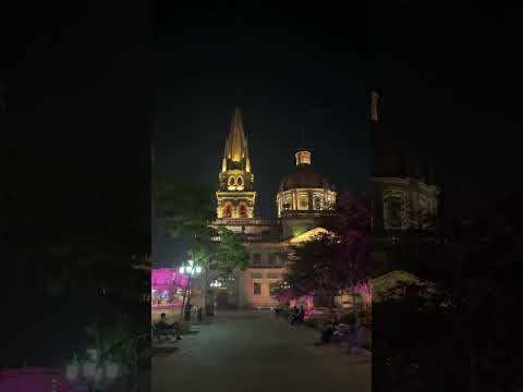 Hermosa la catedral de Guadalajara de noche