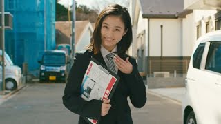 橋本環奈がおでこ出しスーツ、キュートなメガネ姿も　CM曲はゆりめりの楽曲「キャラメルナッツ」　「住宅情報館」新CM「七変化篇」