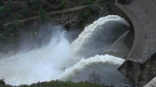 preview picture of video 'Barrage de Sénéchas pendant les pluies de Novembre 2011'