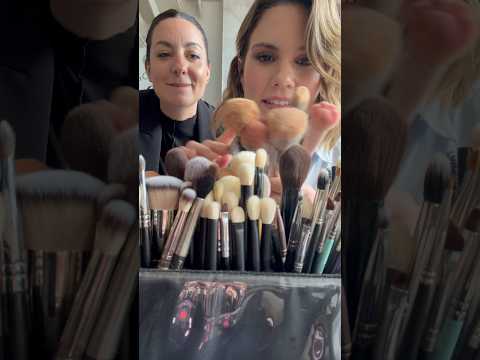 Haciendo que a mi maquilladora @AinhoaRojo le de un ictus con mi bolsa de maquillaje 😂