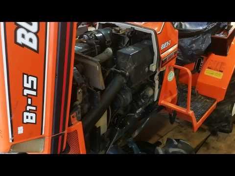 Ciągniczek ogrodniczy Kubota Bulltra B1-15 czekamy aż olej zleci z miski olejowej.