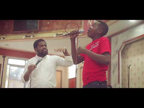 Fr Emmanuel Musongo avec sons élève richca dans cover live medley mon cœur t'adore culte