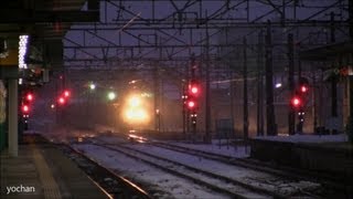 preview picture of video '(夜明けの雪景色) EF510+タンクコンテナ列車が通過(夜汽車!?) Snow&Dawn+Train'