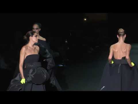 Top Model Laura Sánchez falls down during Roberto Diz Fall/Winter 2019 fashion show - 2 angles