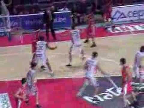 08 01-12-07 Antwerp-BCO - Chuck vecht zich een weg onder de