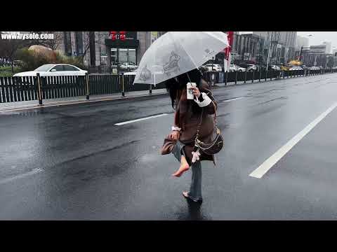 Chinese girl xiaozuan barefoot for the first time part1