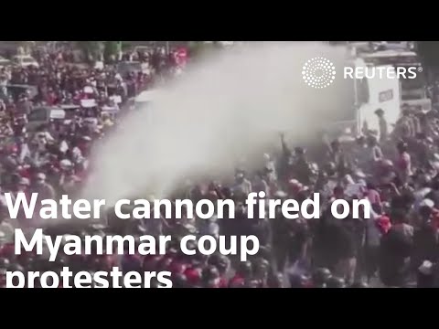ミャンマー警察、デモ隊に水鉄砲を発射 - ニュース (Myanmar police fire water cannon at protesters – News)