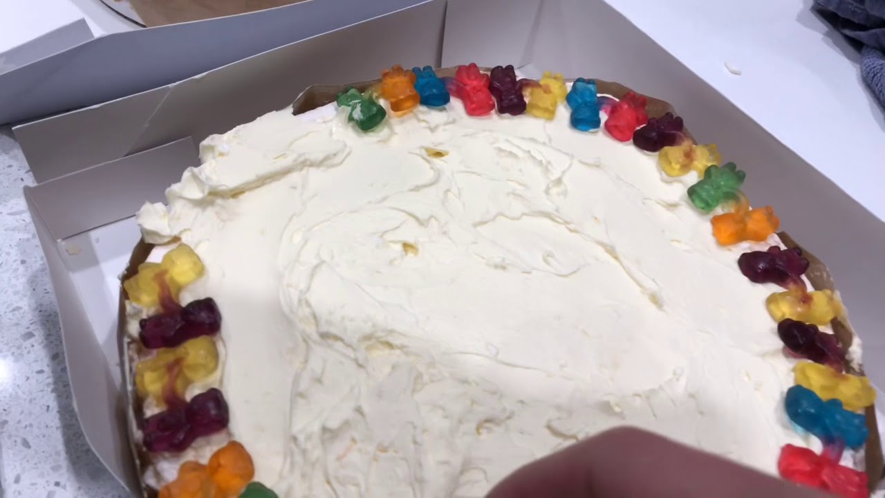 $10 Home made birthday gummy bear cakes in 10 minutes! Super easy