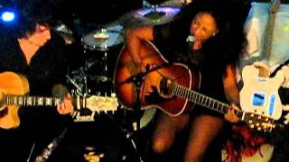 Susan Justice (with Dave Cenaffra) at the NYC Apple Store&#39;s Artists Showcase (10-18-11)