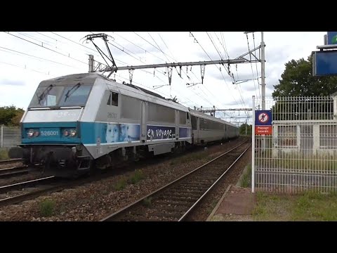 BB26000 et Corail Intercités : Passage de la BB26001 en gare de Bouray