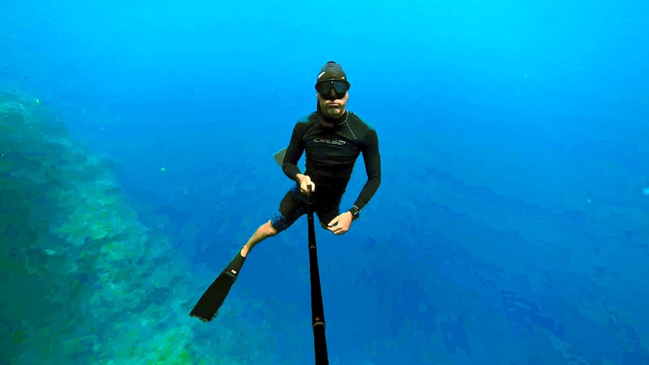 The water glimmers under the Byron sun – First time snorkeling? Don’t stress – I’ve got you covered! 🤿