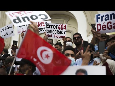 فيديو احتجاجات في تونس على استحواذ الرئيس على السلطة مع اشتداد المعارضة…