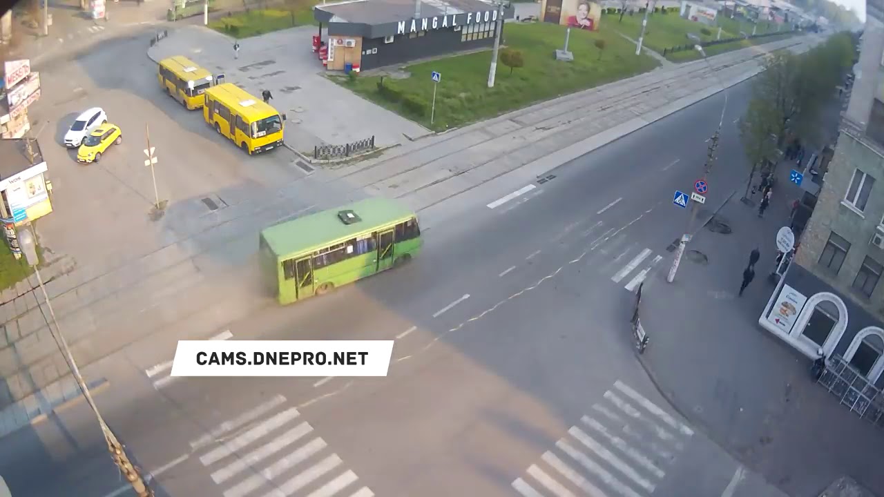 Маршрутка без тормозов чуть не влетела в толпу людей