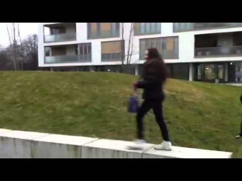 Ein leckerer Apfel und eine Gruppe Kinder was kann dar nur