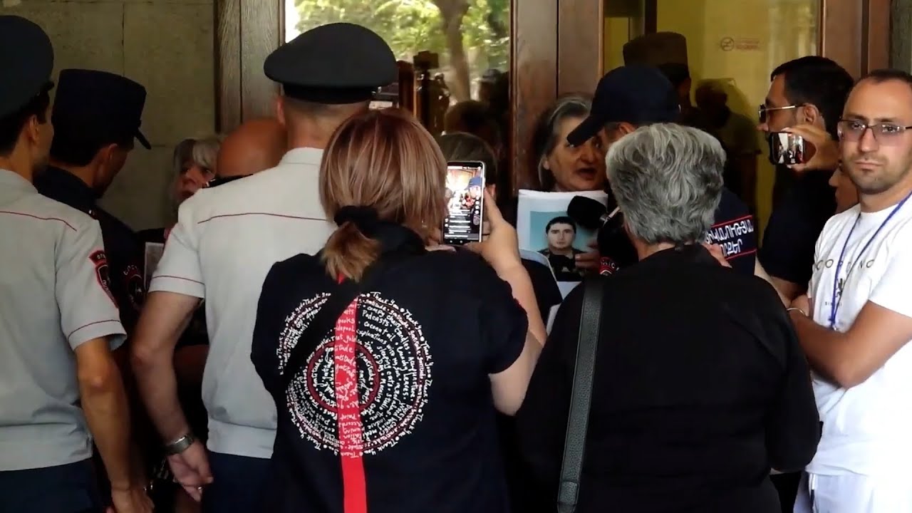 Սևազգեստ մայրերը փորձեցին ներխուժել կառավարություն