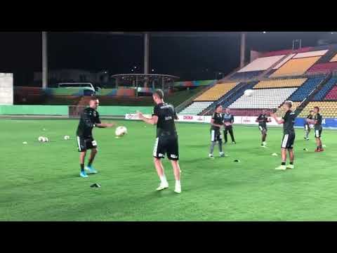 Time do Botafogo realiza aquecimento no gramado (BOTAFOGO X VITORIA-ES)