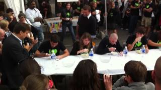 preview picture of video 'Concours du plus gros mangeur de ravioles à Romans sur Isère'