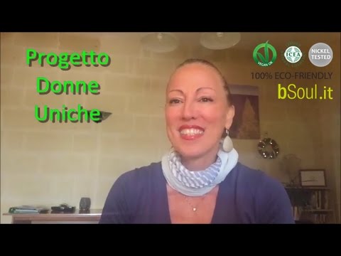 Pigmentary bianco nota su una faccia la ragione Mano che candeggia il prezzo alla panna