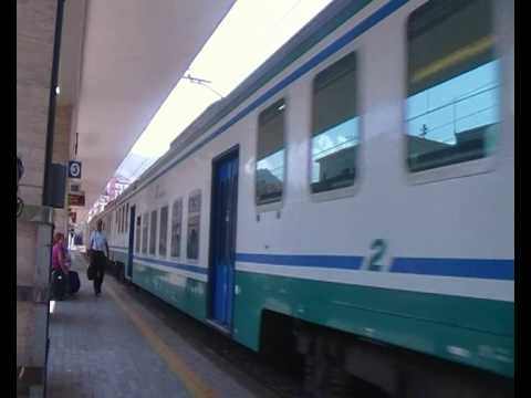 Doppia simmetrica per la  464 con regionale Sapri-Napoli centr. carrozze piano ribbassato