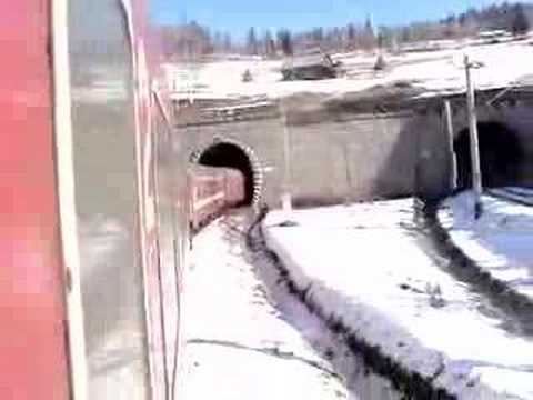 A 1833 (Iasi-Timisoara) iesind din tunelul de la Mestecanis