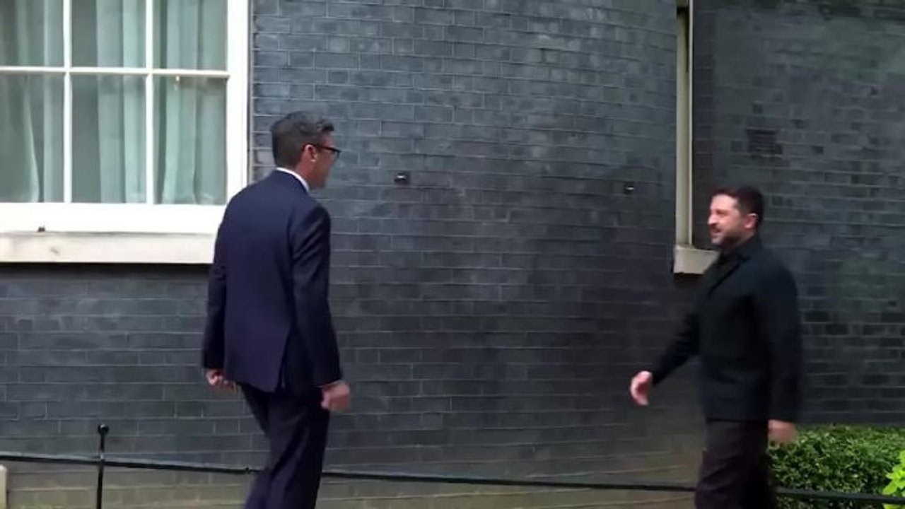 Zelensky incontra il Primo ministro britannico Burnham a Londra, il saluto tra i due