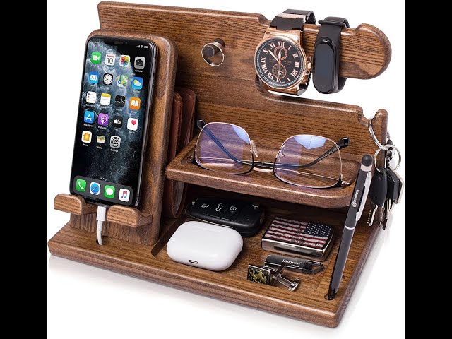 Vídeo relacionado con Greta Oto Estación de Carga de Madera Personalizado para Movil, Tableta, Cartera, Gadgets, Reloj, Llaves, Soporte Escritorio de Trabajo, Mesita de Noche, Regalos para Hombre (Marrón)