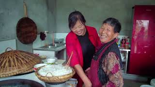 On Dragon Boat Festival  Xiao Tan's big family gathered at his grandmother's home. There were delic