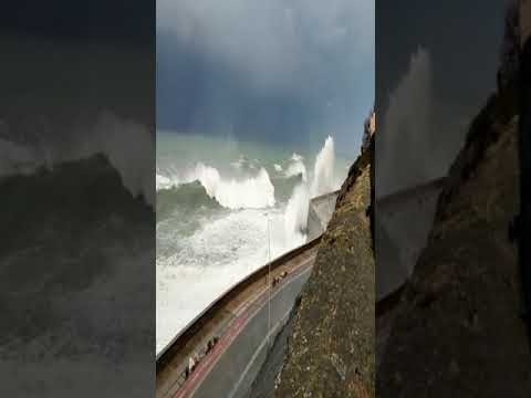 امواج خروشان،موج هایی که به آسمان میرسند. #Spain,Bilbao