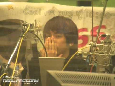 [fancam] 101005 SHINee jonghyun yawns + looks at camera @ Sukira KTR