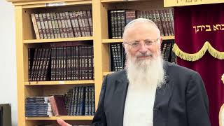 הרב שמואל אליהו בהכנה לסליחות אחרונות עם חיילי גולני (הרב שמואל אליהו) - התמונה מוצגת ישירות מתוך אתר האינטרנט יוטיוב. זכויות היוצרים בתמונה שייכות ליוצרה. קישור קרדיט למקור התוכן נמצא בתוך דף הסרטון