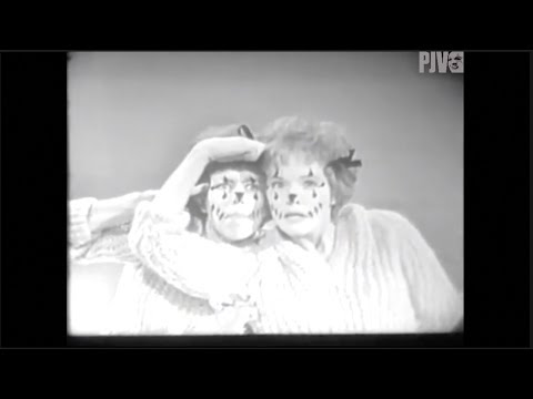 Julie Andrews and Carol Burnett perform “The Scarecrow Song" on THE GARRY MOORE SHOW (1961)