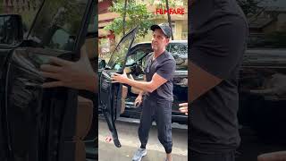 Download lagu Hrithik Roshan keeps it cool in an all-black casual ensemble mp3 Download lagu Hrithik Roshan keeps it cool in an all-black casual ensemble mp3