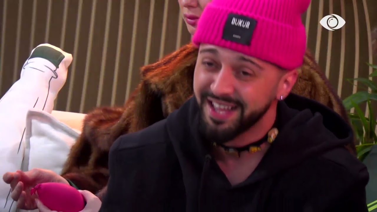 Momente të bukura në shtëpi/ Gjesti këndon teksa Tiri e shoqëron me kitarë