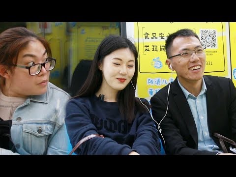 美女在中國地鐵上主動跟路人分享耳機，這就是戀愛的感覺嗎？