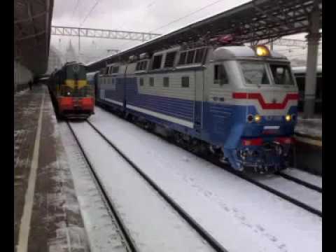 ЧС7-094 с поездом 103 Москва-Киев отправляется со станции Москва-Киевская