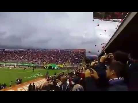 "Ultra Morada- Saprissa, entrada del equipo, Final invierno 2014 partido de ida  14/12/14" Barra: Ultra Morada &bull; Club: Saprissa