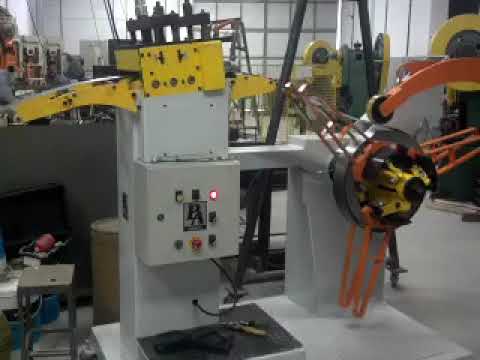 Linha de alimentação eletrônica para fabricação de dobradiças.