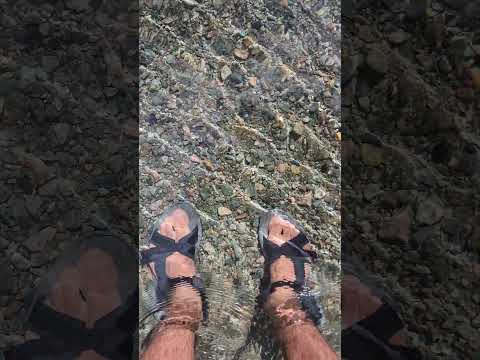 Beso tierno a un perro en el Río Blanco/Motoco 😘🐶… y el “agua sucia” 🤭💧😏 #Motoco #LagoPuelo