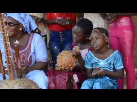 Madina N'Diaye et les écolières de Moribabougou