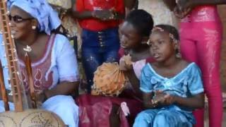 Madina N'Diaye et les écolières de Moribabougou
