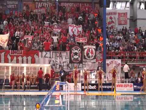 Olympiakosz-drukkerek egy női vízilabdameccsen